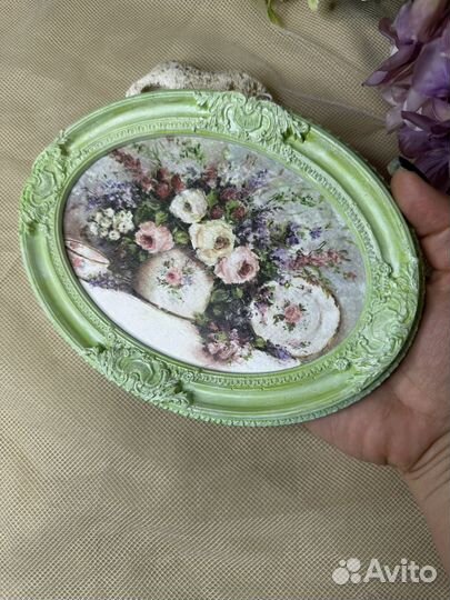 Картина в овальной раме