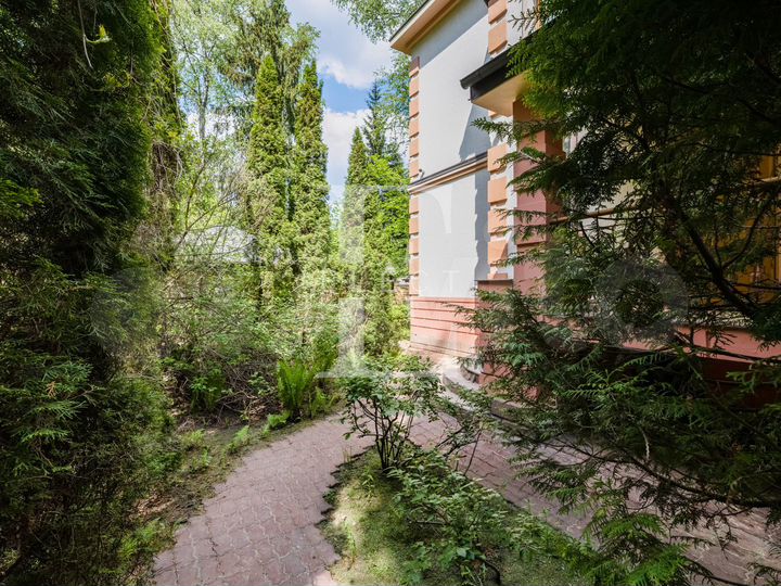 Дом 400 м² на участке 12 сот.