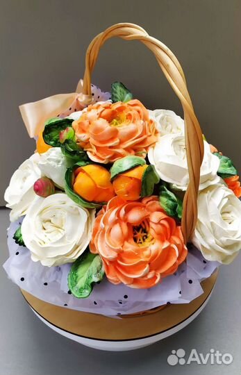 Корзина со съедобными цветами