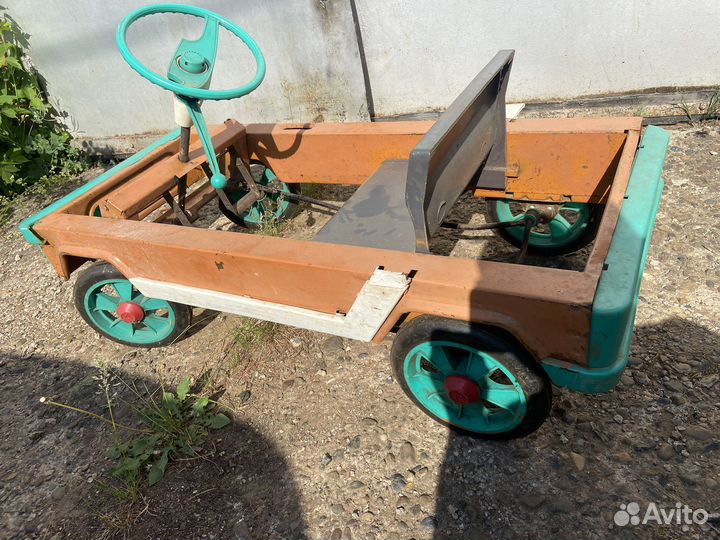 Машинка педальная детская