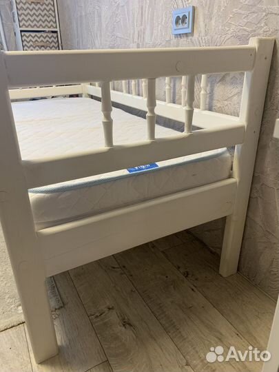 Деревянная кровать 160 на 70 с матрасом