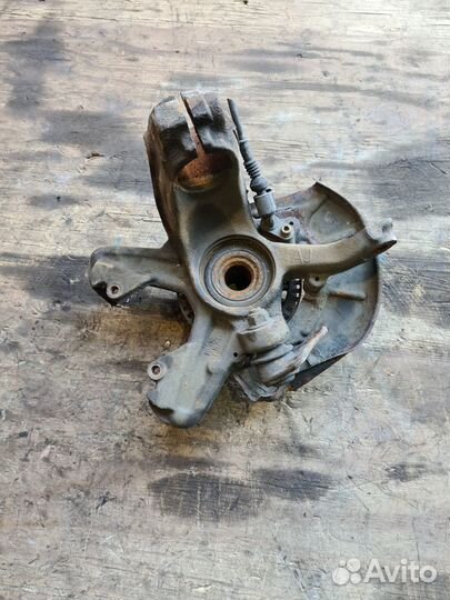 Поворотный кулак правый Skoda Octavia 1