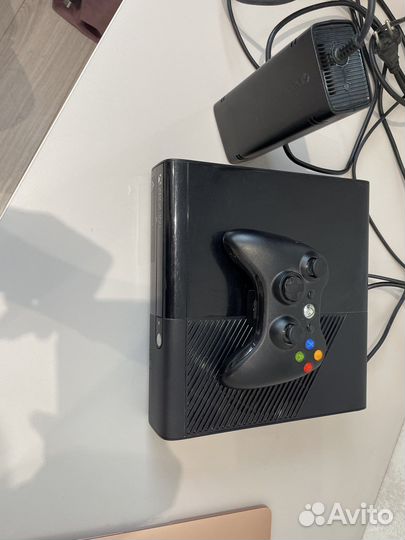 Xbox 360 E console, в комплекте 5 игр
