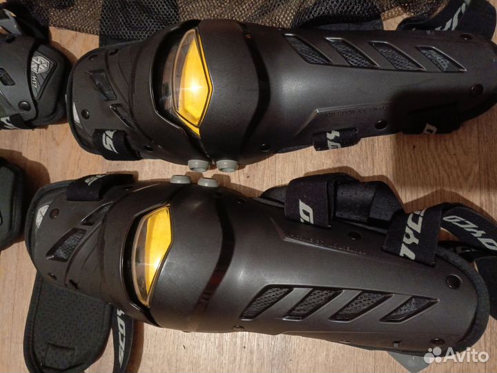 Наколенники Scoyco