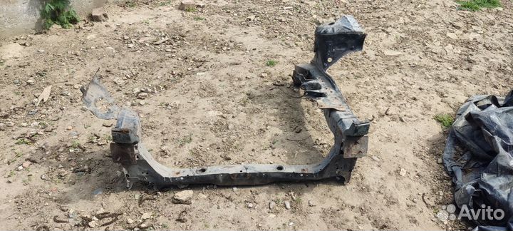 Лонжерон со стаканом и нижней частью телевизора