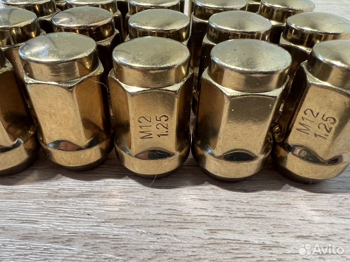Стальные гайки М12х1.25, закрытые, цвет золото