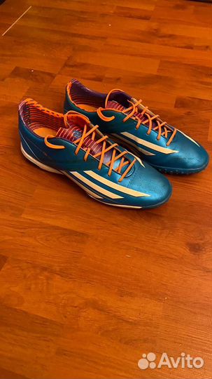 Футбольные бутсы adidas