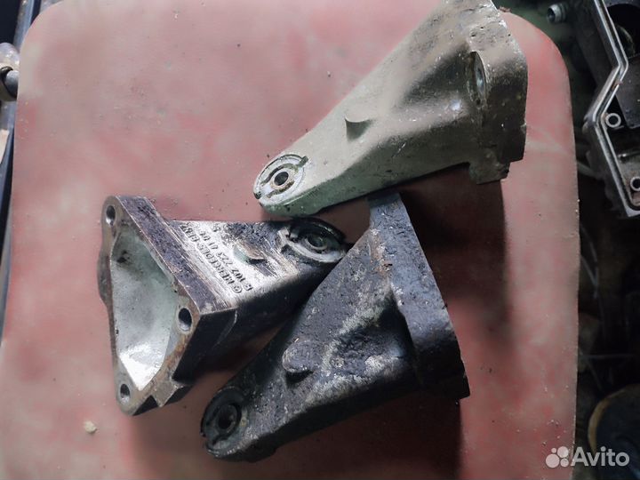 Кронштейн двигателя Мерседес W 124