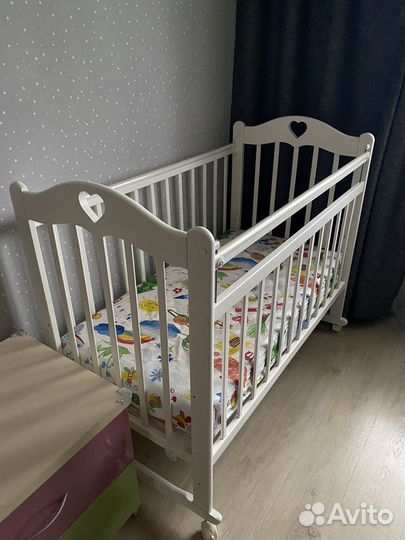 Детская кроватка с универсальным маятником