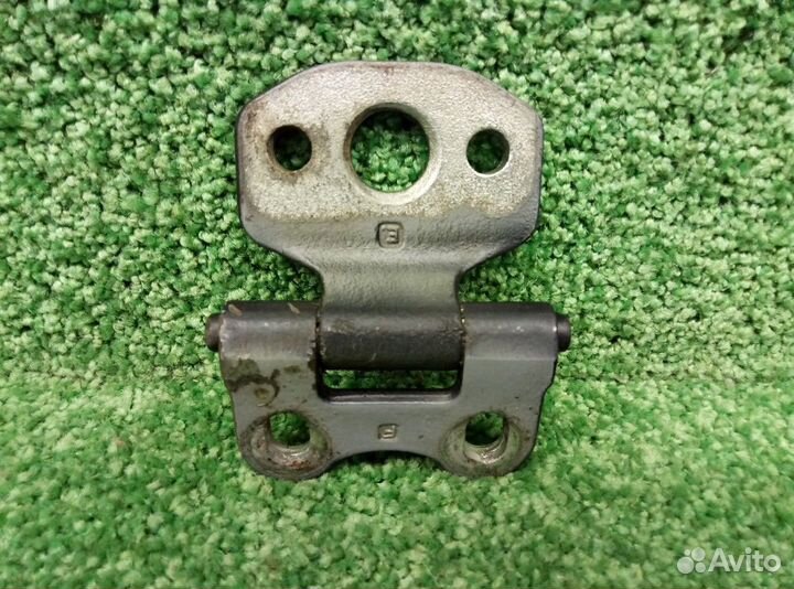 Петля двери передней правой нижняя Mercedes Benz 1