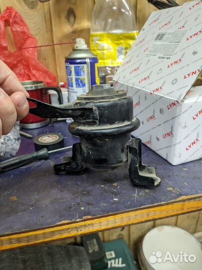 Подушка двигателя 1zz fe toyota vista 12362-22010