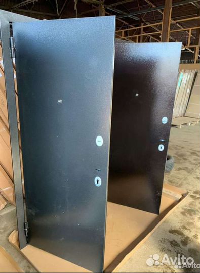 С-12. Металлическая входная дверь