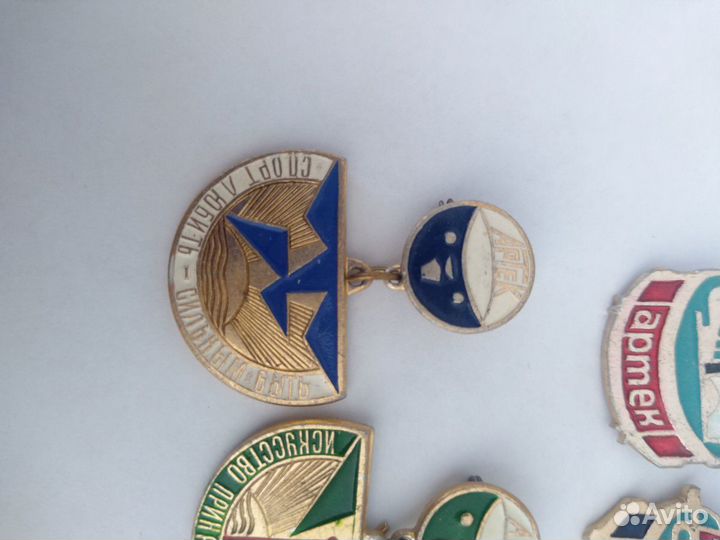 Значки Артек