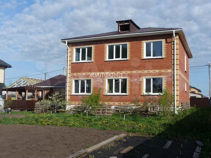 Коттедж 201,3 м² на участке 10 сот.