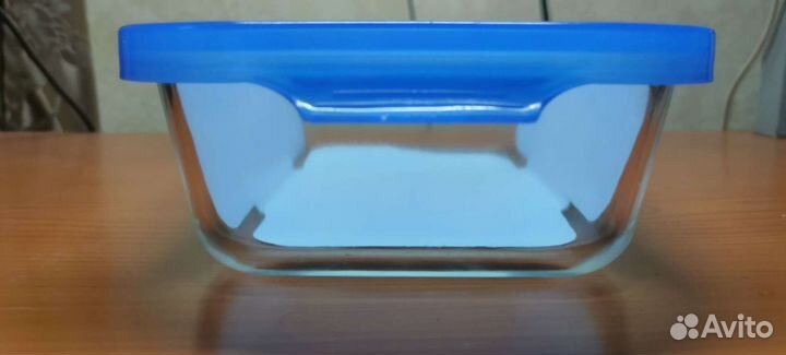 Стеклянный контейнер с крышкой