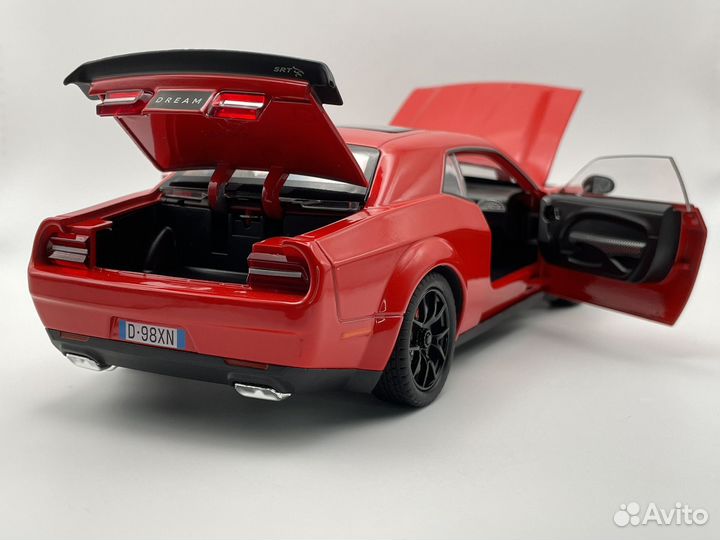 Модель автомобиля Dodge Challenger Hellcat 1:24