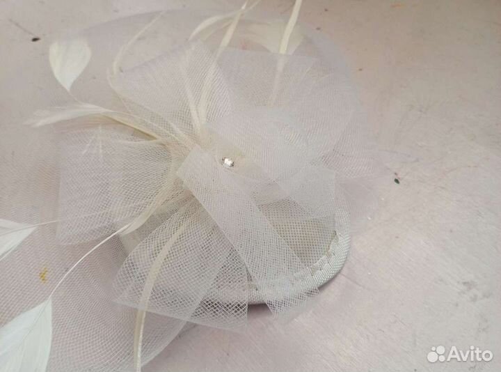 Шляпка-зажим вуалетка с перьями белая свадьба