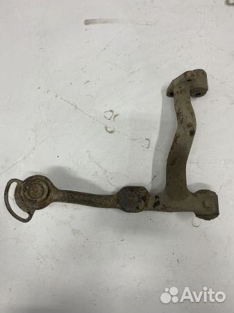 Рычаг передний правый поперечный 701407022C