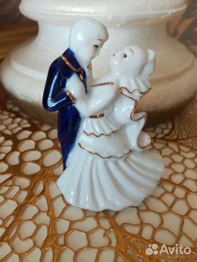Влюбленная пара фарфоровая статуэтка с позолотой