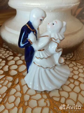 Влюбленная пара фарфоровая статуэтка с позолотой