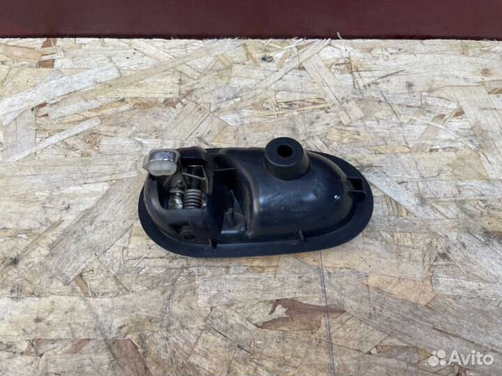 Внутренняя ручка двери правая Renault Logan