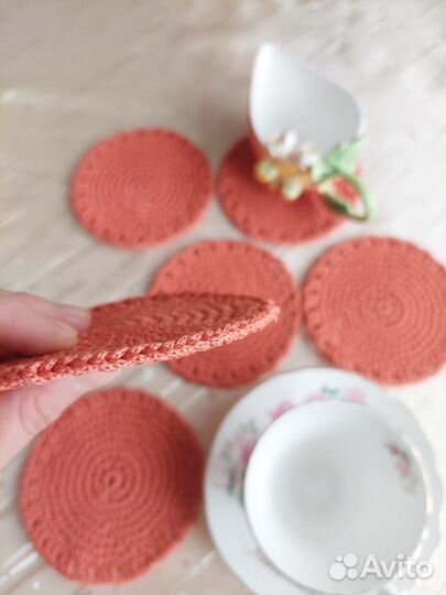 Подставка салфетка под кружку вязанная