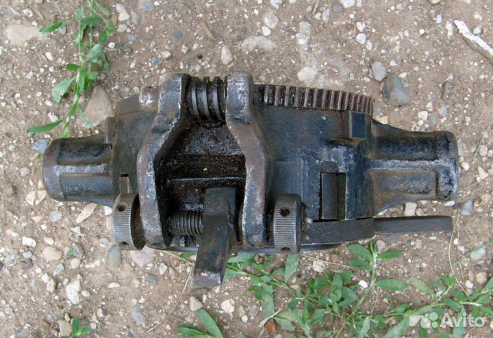 Клупп для нарезки резьбы с трубным держателем