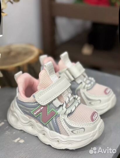 Кроссовки деткие 24