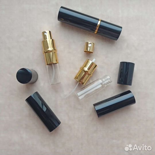 Стеклянный флакон в металлическом корпусе