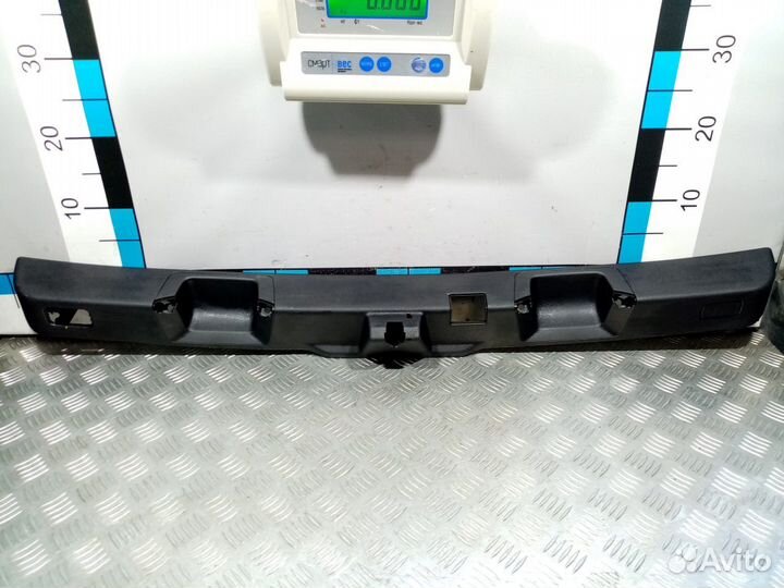 Б/У Обшивка двери багажника нижняя#001