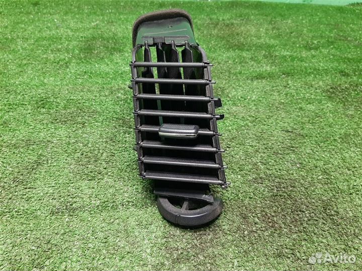 Дефлектор торпедо центральный Mitsubishi Grandis