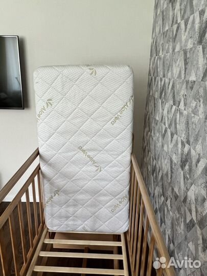 Детская кроватка с маятником