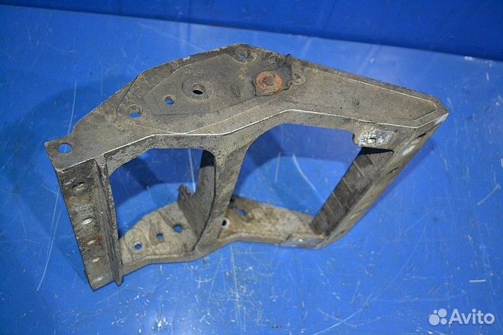 Кронштейн подножки, правый renault trucks Premium