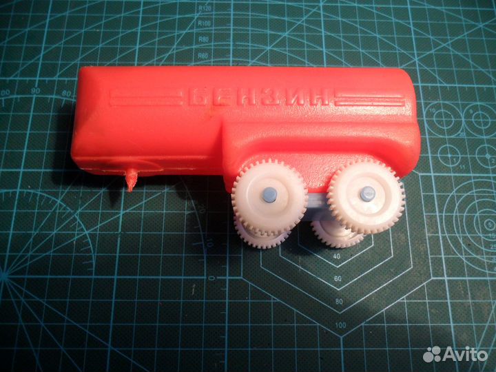 Цистерна от игрушки 