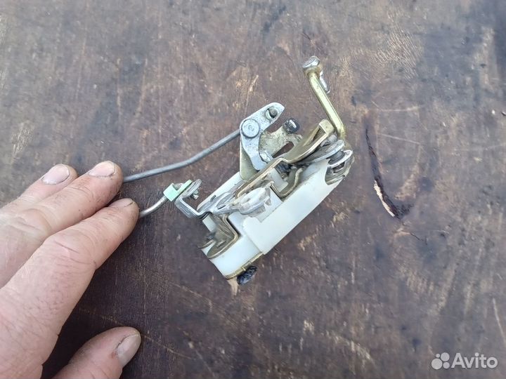 Замок передней левой двери Mitsubishi L300