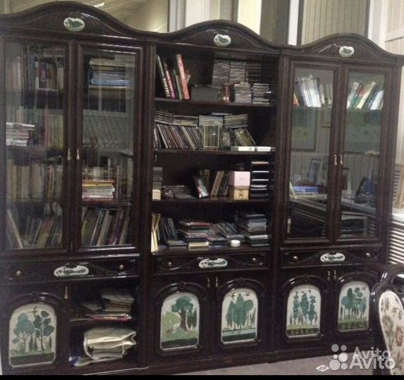 Стенка остекленная для посуды и книг