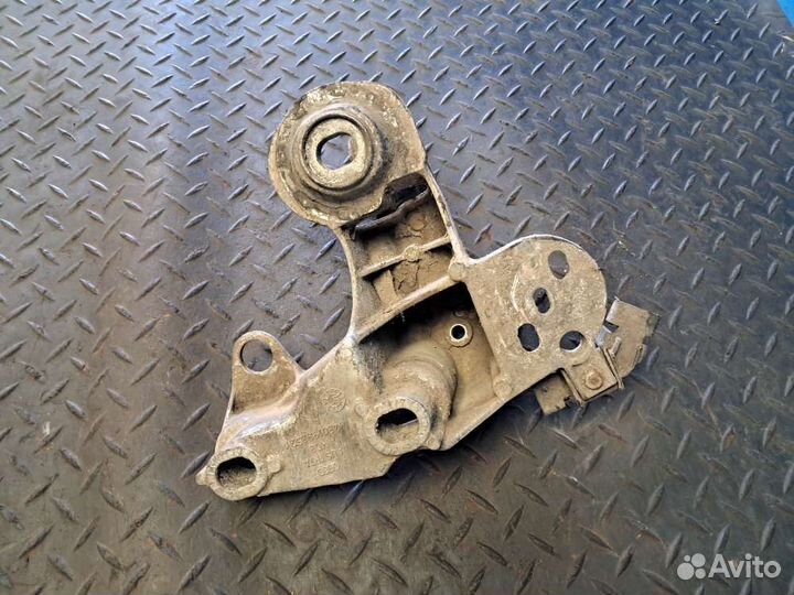 Кронштейн двигателя правый на Audi A6 (C5)