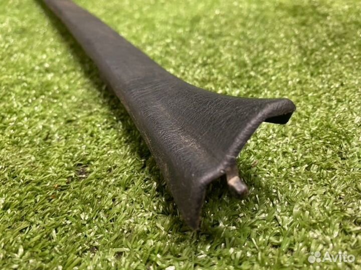 Накладка на порог салона передняя правая Toyota