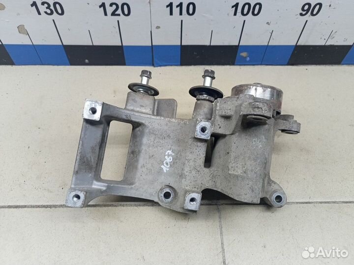 Кронштейн ролика-натяжителя руч. ремня Land Cruise