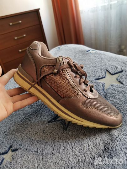 Кроссовки женские