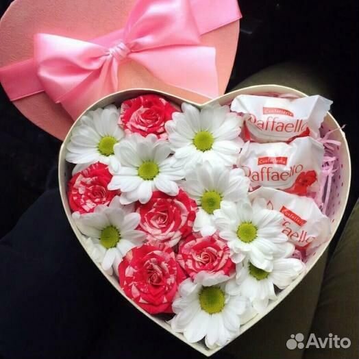 Коробка с цветами сердце с конфетами