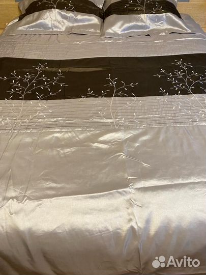 Покрывало на кровать и декоративные подушки