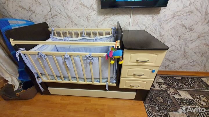 Кроватка с маятником и комодом