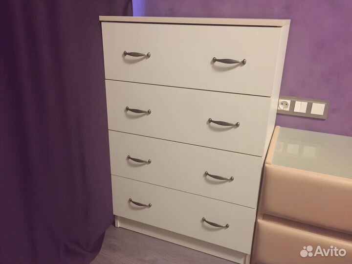 Комод с ящиками в спальню