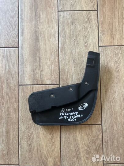 Брызговик передний левый Volkswagen Touareg С 2010