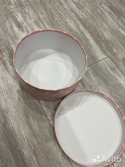 Круглая подарочная коробка розовая