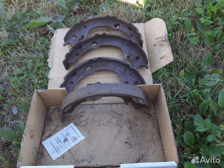 Колодки ручника Toyota avensis