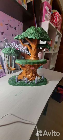 Дом на дереве и куклы