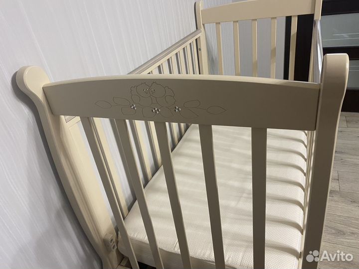 Детская кроватка с маятником и ящиком и комод