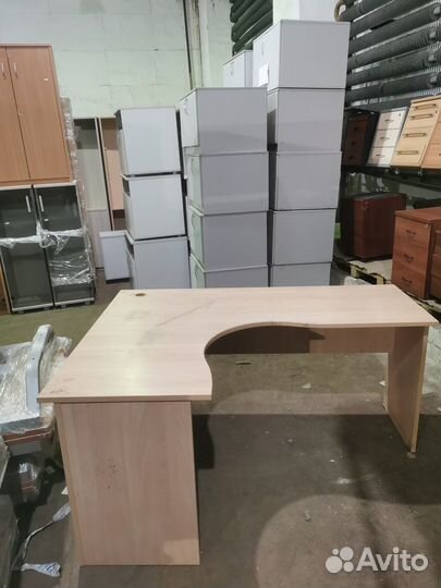 Стол компьютерный угловой большой светлый